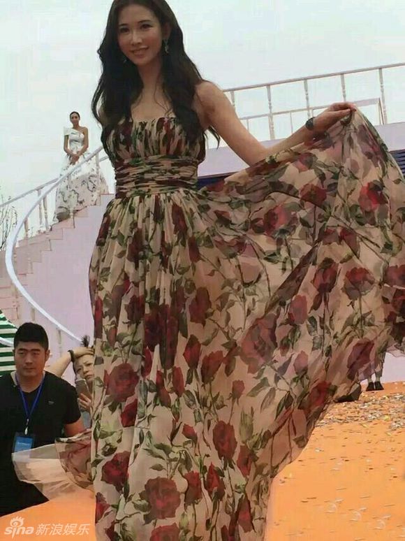 林志玲长裙飘飘性感走秀 神采飞扬女神范