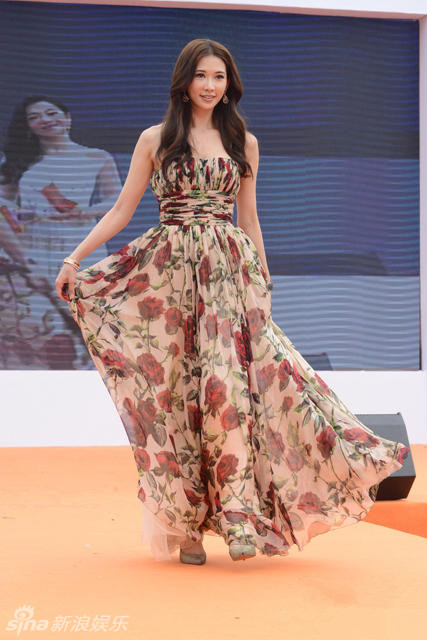 林志玲长裙飘飘性感走秀 神采飞扬女神范