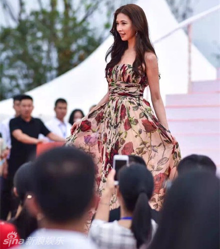 林志玲长裙飘飘性感走秀 神采飞扬女神范