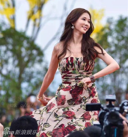 林志玲长裙飘飘性感走秀 神采飞扬女神范