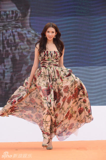 林志玲长裙飘飘性感走秀 神采飞扬女神范