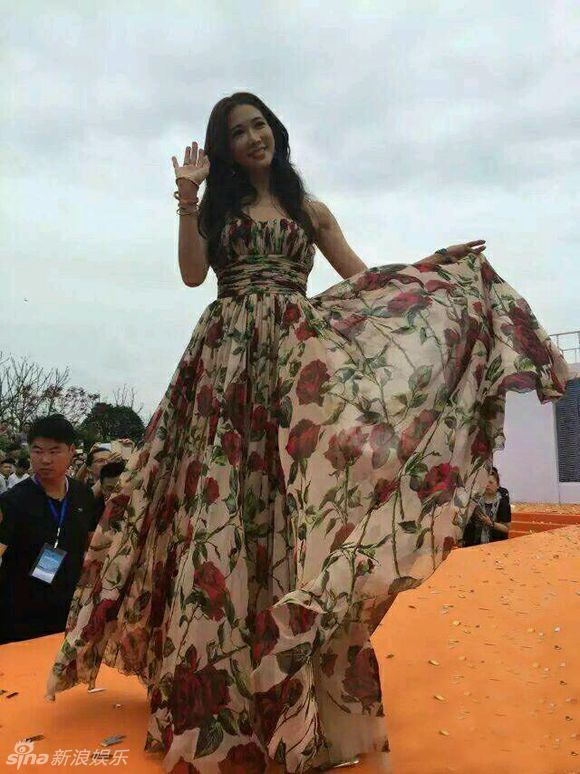 林志玲长裙飘飘性感走秀 神采飞扬女神范