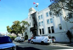 美国联邦调查局官员6日说，1日晚，中国驻旧金山总领事馆纵火案嫌疑人向警方自首，现已被捕。这名39岁的嫌疑人当天首次出庭，受控纵火和损坏外国政府财产。