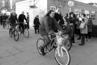 皮娅女士骑自行车来到丹麦驻华使馆。图片由网友马臣提供