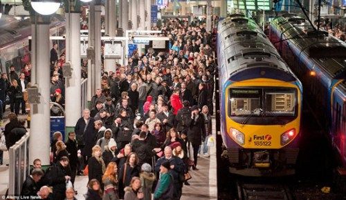 11日强暴风雨袭击英国南部，许多火车停运，大量旅客滞留车站。