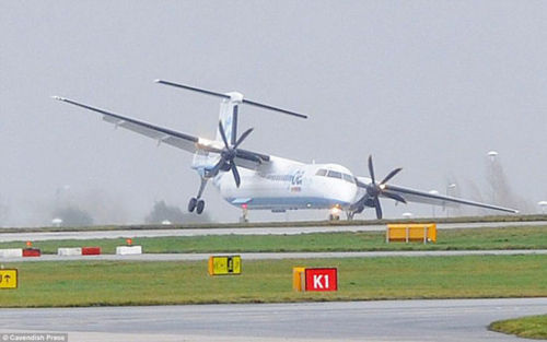 强风袭击英国，图为飞机被风吹得停不稳。