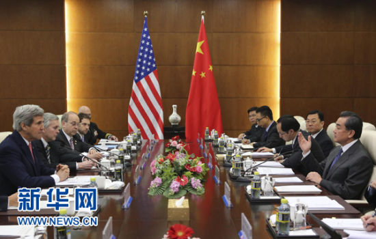 2月14日,中国外交部长王毅在北京会见美国国务卿克里。新华社记者丁林摄