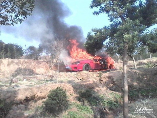 组图：浙江义乌一轿车起火 车内拴裸男还有一具烧焦尸体