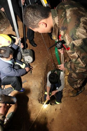 盗墓团伙进入墓室后昏迷 报警求助遭逮捕(图)