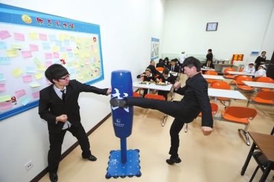 接线员在午休时间利用拳击柱出气。