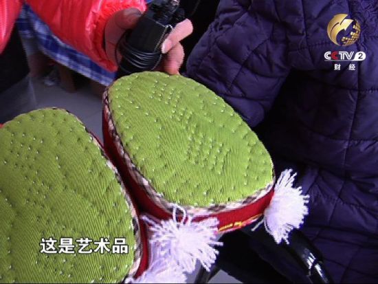 张大妈做的虎头鞋有着精致的针脚