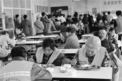 　外来务工人员正在昆明市级机关食堂就餐。 　　杨文明 卢洪清摄影报道