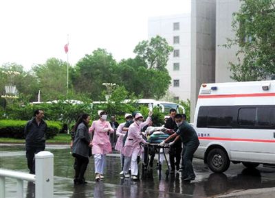 5月22日，武警新疆总队医院在收治受伤人员。新华社记者