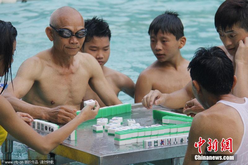 消暑娱乐两不误 游客广东佛山游泳池打麻将