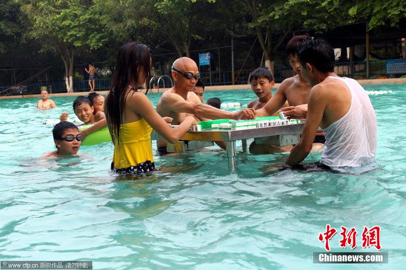 消暑娱乐两不误 游客广东佛山游泳池打麻将