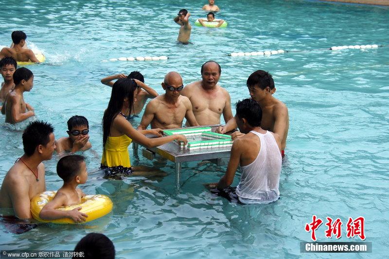 消暑娱乐两不误 游客广东佛山游泳池打麻将