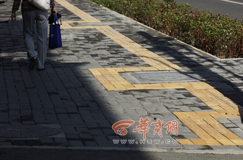 西安一盲道为躲井盖画成“贪吃蛇” 弯道多行路难