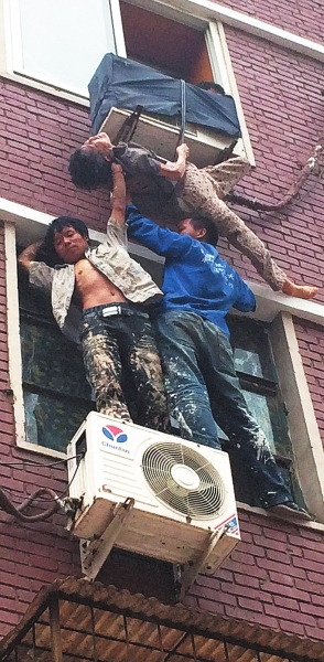 天津89岁老人倒挂空调机 南阳仨农民工托举救命