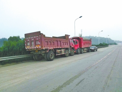 正在僵持的三辆车