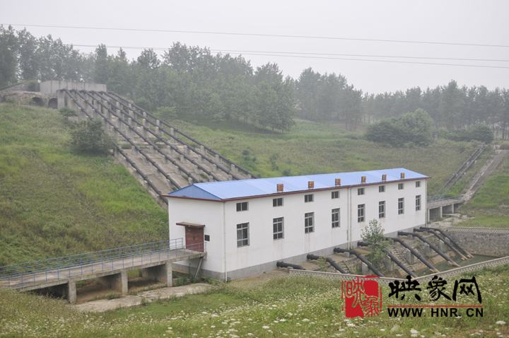 映象网讯(记者 吴彦飞)信阳市淮滨县张庄乡九里村猪拱城电灌站耗资上千万,建成一年来没能抽上来一滴水用