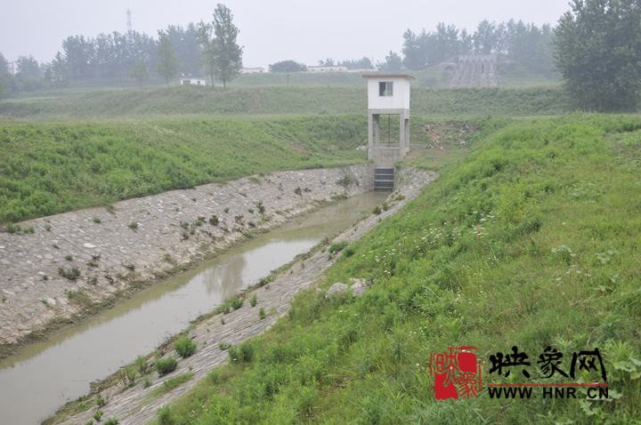 映象网讯(记者 吴彦飞)信阳市淮滨县张庄乡九里村猪拱城电灌站耗资上千万,建成一年来没能抽上来一滴水用