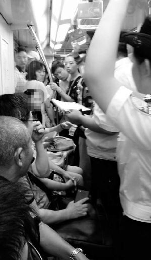 南京地铁禁食8人“吃”罚单 乘客吃早饭被罚20元