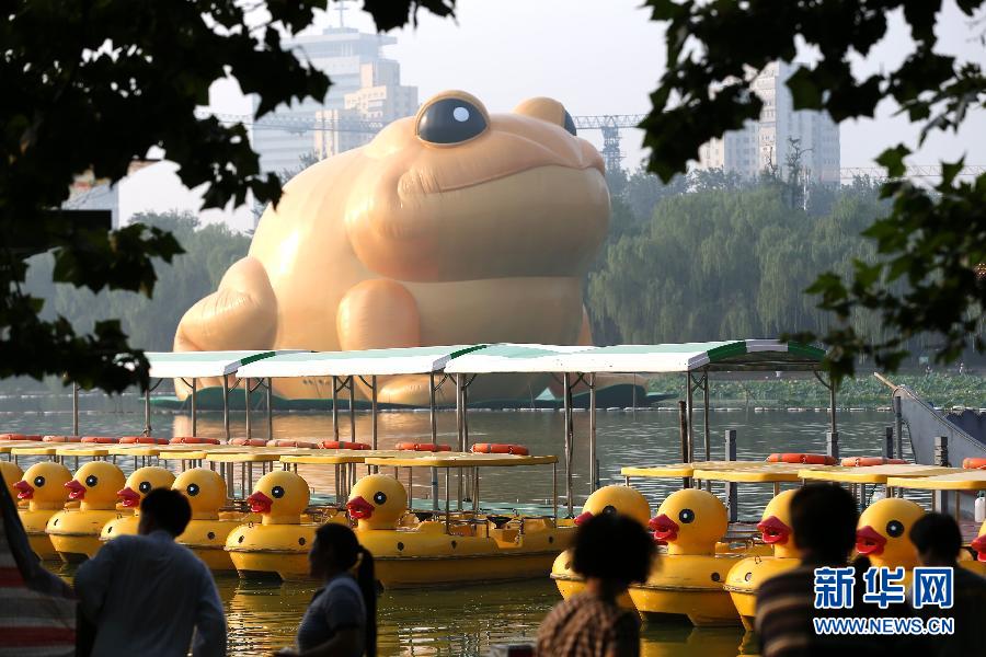 22米高“大金蟾”亮相北京玉渊潭