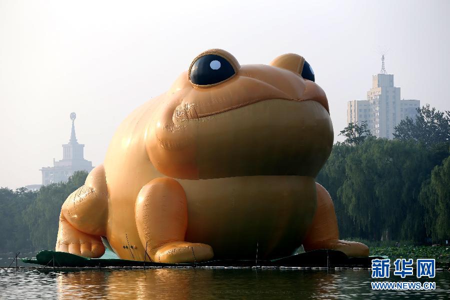22米高“大金蟾”亮相北京玉渊潭