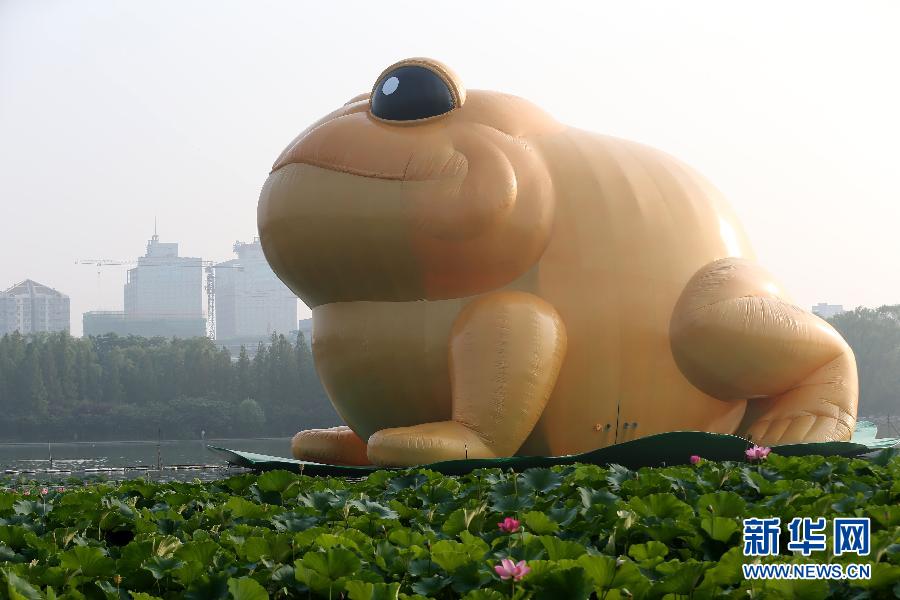 22米高“大金蟾”亮相北京玉渊潭