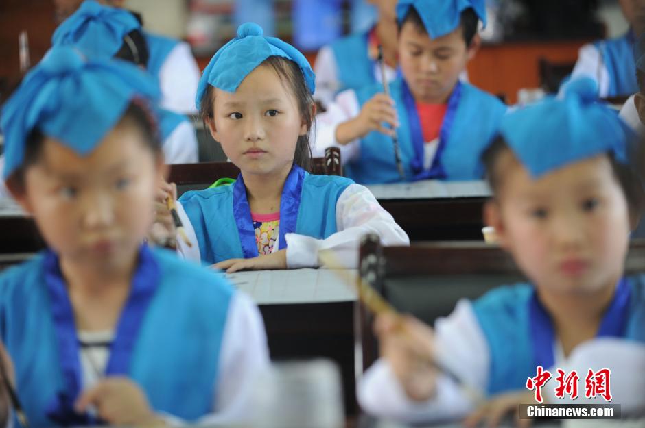 安徽小学生暑期着汉服学书法