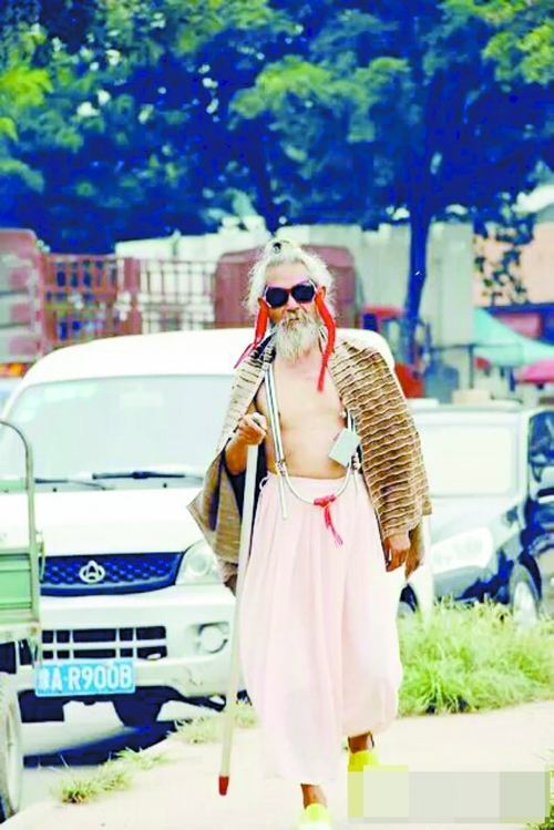 “犀利爷爷”可能要找到家人了 微博截图