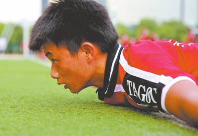 　南京天气炎热，地表温度有时达到40℃以上，烈日下孩子们的衣服湿了又干、干了又湿。