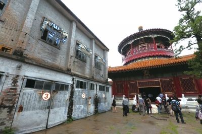 在大高玄殿院内,华美的古建筑与现代建筑对比鲜明。