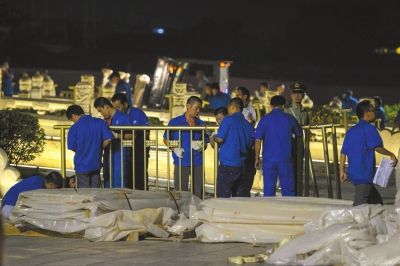 昨晚，工作人员正在为金水桥安装金色护栏。京华时报记者潘之望摄