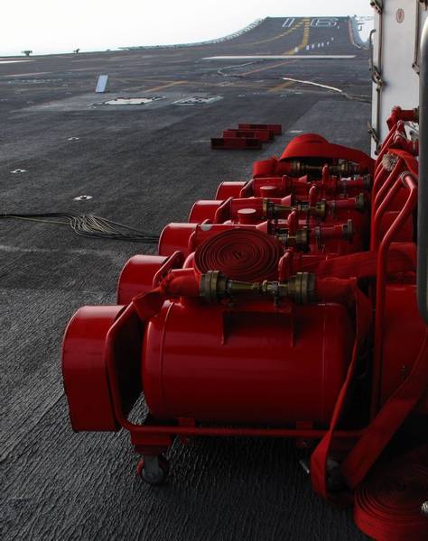 中国海军航母编队海空演练猛图。