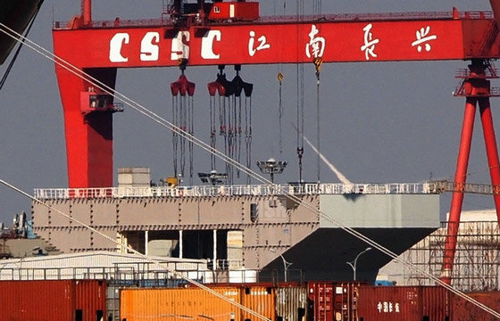 资料图：网友于近日拍摄到的疑似中国航母模拟分段。