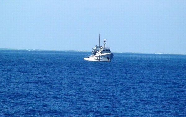 据越南媒体报道,当地时间2月3日,越南海军在南沙群岛染青沙洲(越南称东景宏岛)附近发现了一艘中国海军的军辅船,该船在海面投下浮标,而后在染青沙洲越南海军迅速出动将这一浮标拖走。据越南方面公布的照片显示,这艘中国海军军辅船舷号为北拖712,而在被拖回的浮标上,发现标有CMDC-2的字样,浮标表面有疑似弹孔。图为越南拍摄到的中国海军军辅船北拖712