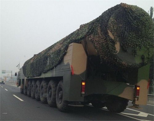 　　网传东风-41导弹发射车，特征是8轴运载发射车（资料图）