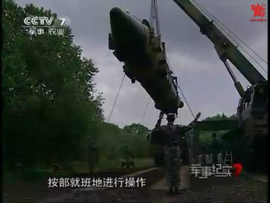 资料图：二炮部队野外吊装疑似新型东风25导弹
