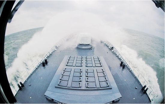 徐州舰迎风破浪快速机动。本报记者孙 阳摄