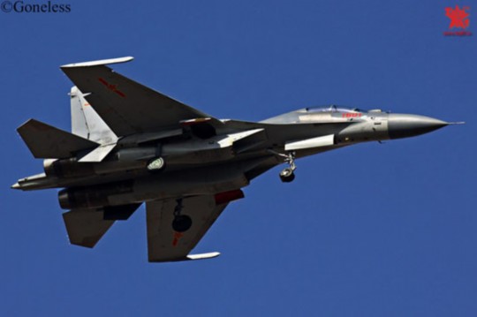 资料图:网络曝光的歼-16战斗机。