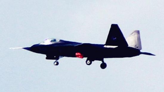 3月3日,我国自行研制的第五代隐身战机——“鹘鹰”进行飞行测试