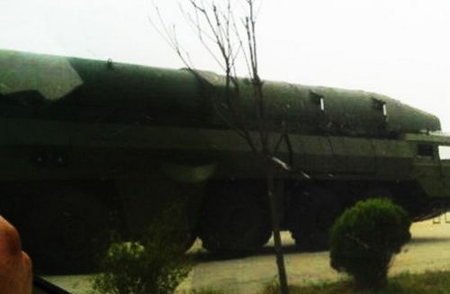 资料图：此前西方媒体曾报道的中国东风25或东风26型导弹发射车