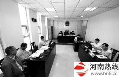 6月3日，山东省首起异地审理的行政诉讼案件在枣庄市市中区人民法院开庭。新华社发