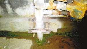 总水阀被钢筋焊住，还上了一把锁 