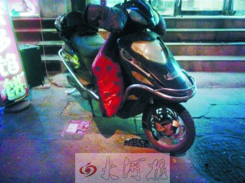 女子逛街出来电动车上多把锁 或为小偷留下