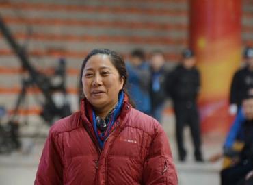 拍得黄色悍马的五粮液员工温女士。