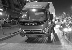 轿车司机将男子顶在风挡上行千米 再撞人后逃逸