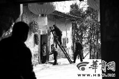 1月30日,在邻里的帮助下,杨秀峰贴春联、挂灯笼