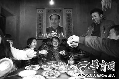 1月30日,团年饭,邻里一起祝福杨秀峰(右上)